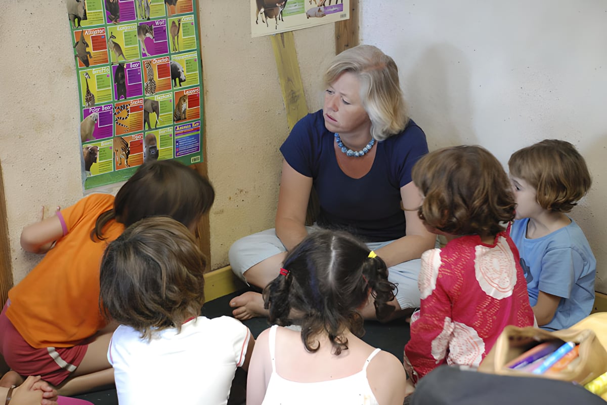 Les Amanins - L'école du Colibri - Ecoliers avec Isabelle Pelloux