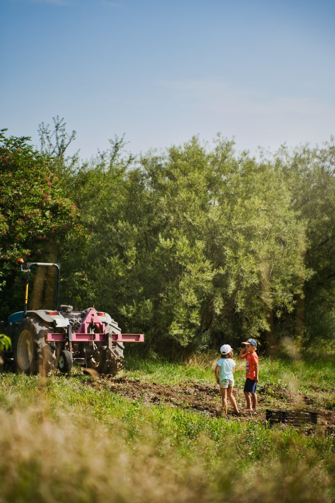 Les Amanins - Séjours à la ferme - Tracteur au potager