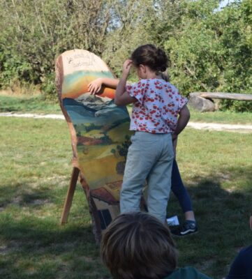 Classe découverte - Enfant faisant le jeu de la biodiversité