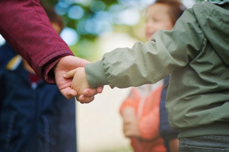 amanins-soutenir-mains-enfants-donner Enfants se tenant la main