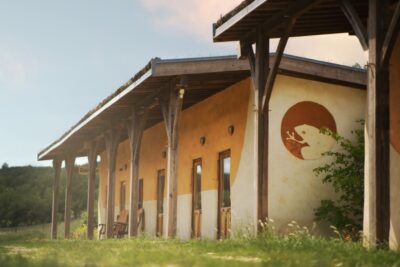 Bâtiment écoconçu avec logements dans la nature