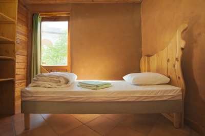 Chambre familiale écoconçue avec lit et porte vitrée