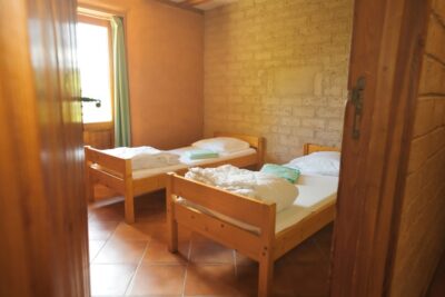 Deux lits dans une chambre écoconçue aux Amanins