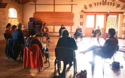 Groupe de personnes réunies dans une salle pour parler d'éducation à la paix