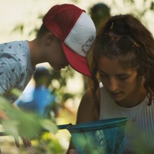 Animatrice nature BAFA et enfant lors d'une animation à la mare des Amanins