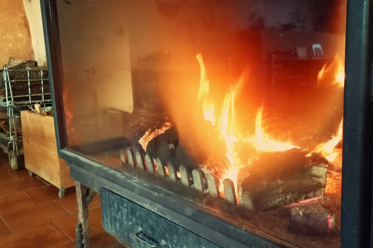 hiver-poele-amanins Feu dans le poêle à bois en hiver aux Amanins