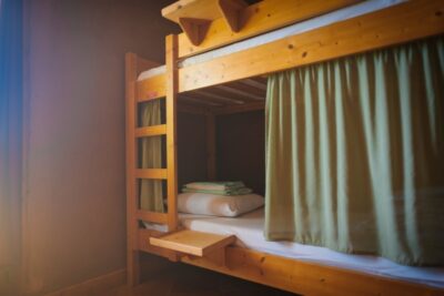 Lit superposés en bois dans une chambre familiale écoconçue aux Amanins