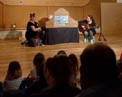 Deux artistes faisant un spectacle lors d'une veillée aux Amanins