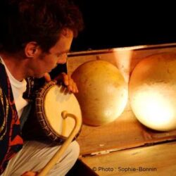 Artiste faisant une veillée spectacle Abracadafrique aux Amanins