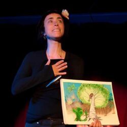Artiste faisant une veillée spectacle aux Amanins